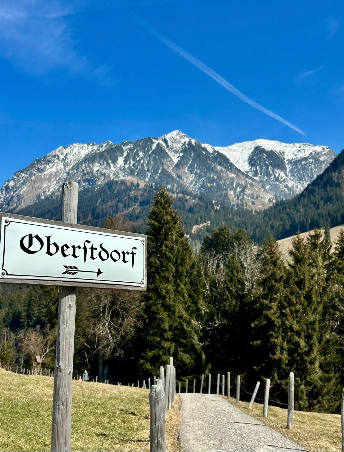 Ortsschild von Oberstdorf vor den Allgäuer Alpen
